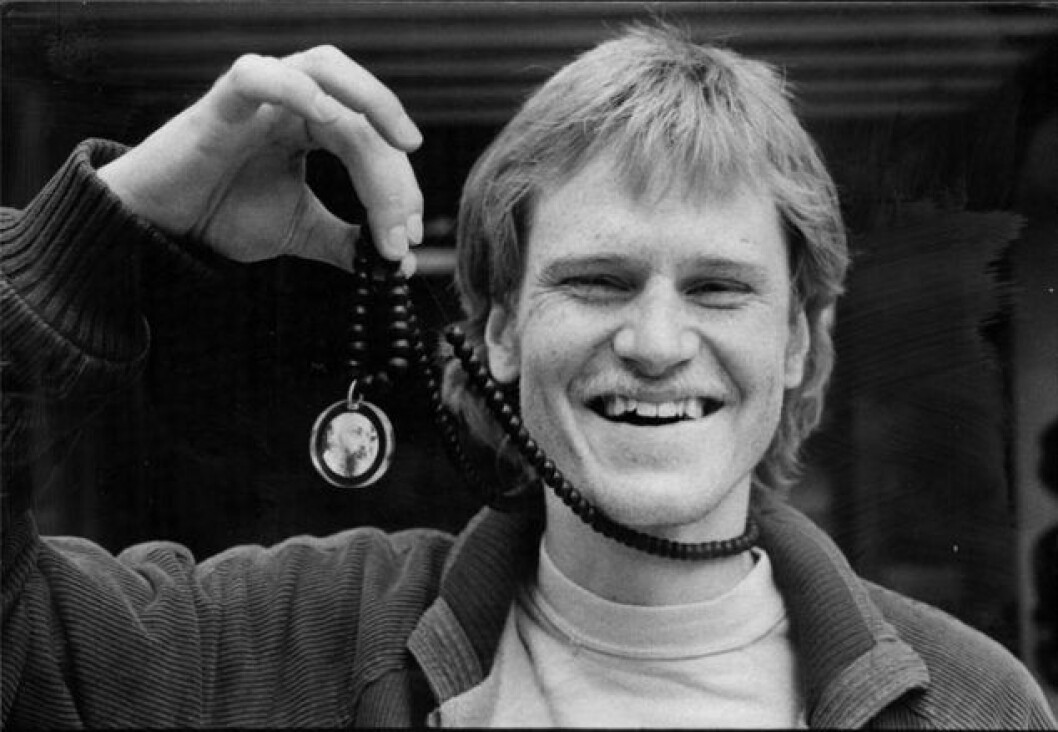 Ted Gärdestad, eller Swami Sangit Upasani som han då hette, håller upp en bild av sin spirituella ledare, Bhagwan Shree Rajneesh. 1983.