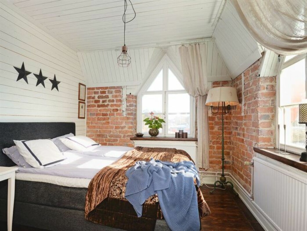 Sovrum kyrka tegelvägg, mörkt golv