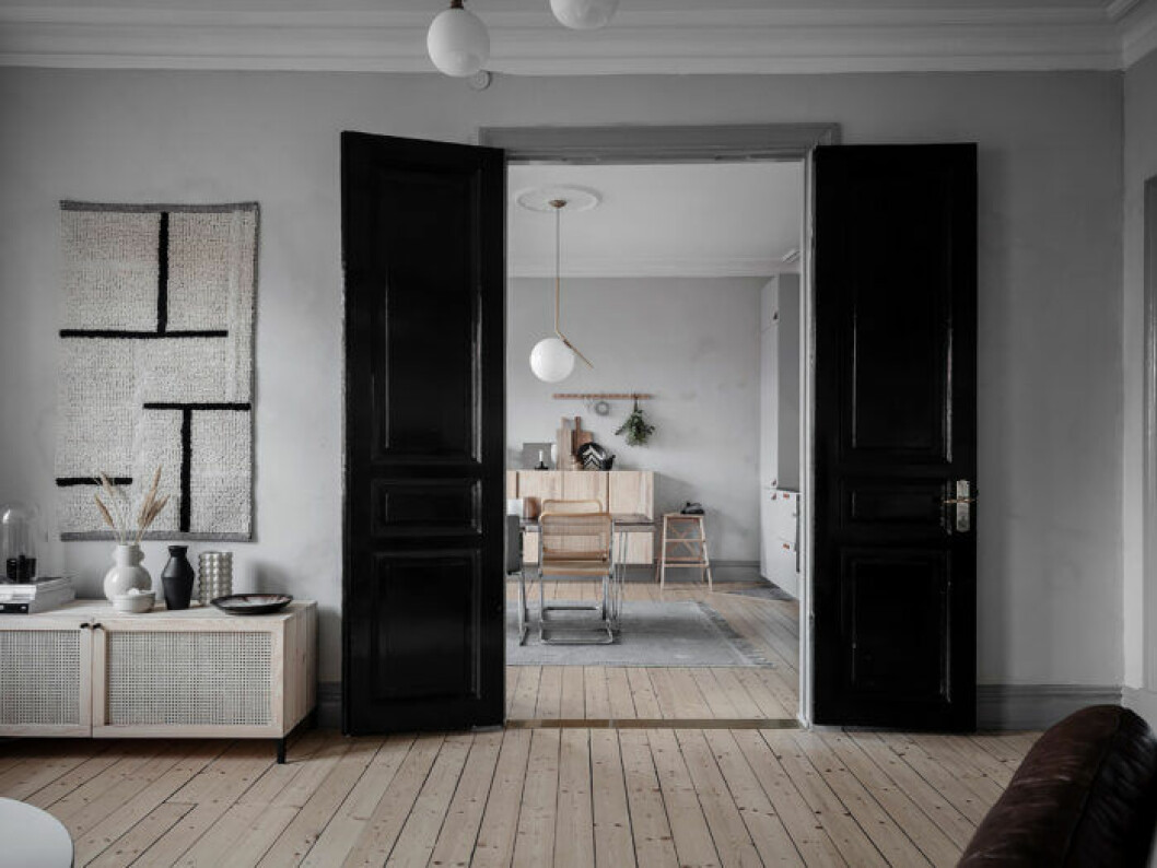 Styling: Livindeco Foto: Anders Bergstedt för <a href="https://entrancemakleri.se/hem-till-salu/" target="_blank" rel="noopener">Entrance mäkleri</a>/mäklare: Erika Bergholm Trendig textilkonst: Matta på väggen