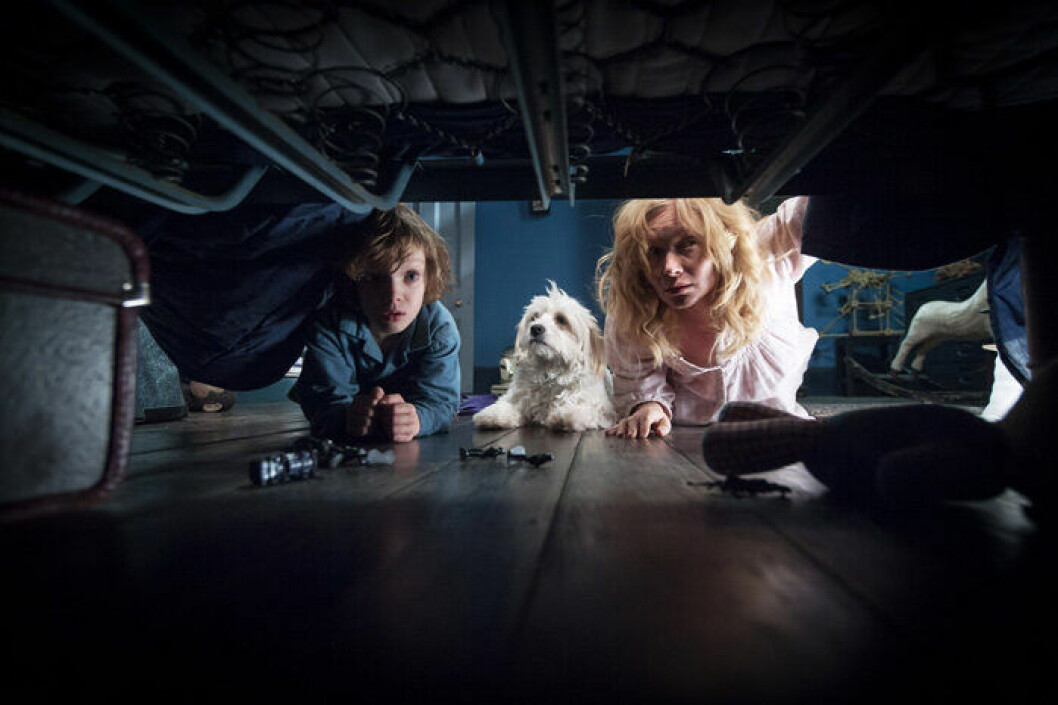 Monster under sängen, finns de verkligen på riktigt? En bild från skräckfilmen The Babadook.