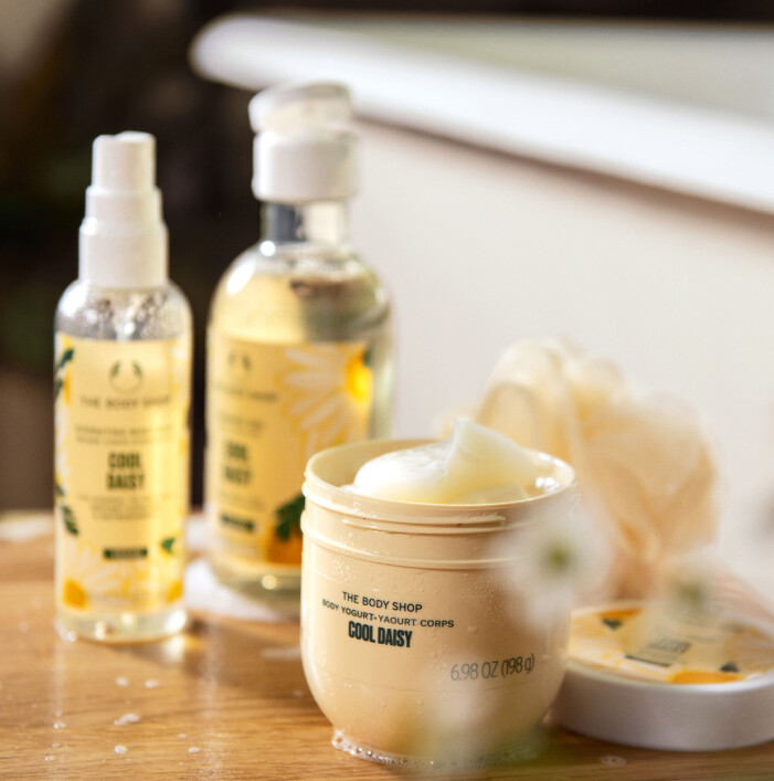 svalt blommig kroppsvårdsserie från the body shop