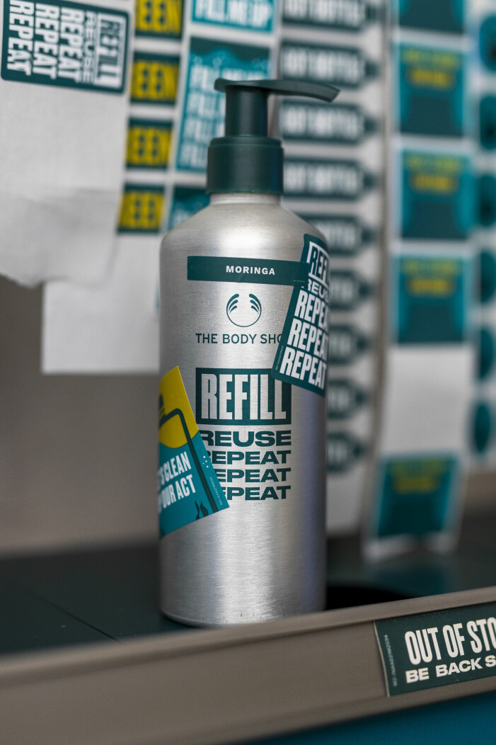 Din refill-flaska märks med vilken produkt du fyllt den med men du kan också skräddarsy utsidan med olika stickers. refill-flaska skräddarsydd med stickers