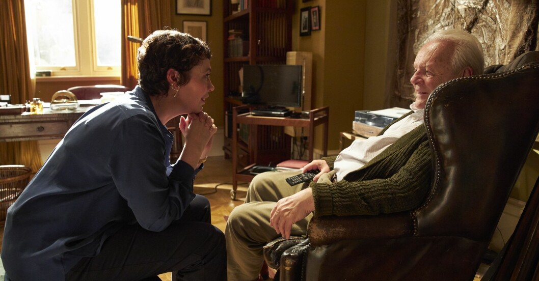 Oliva Colman spelar Anthony Hopkins dotter i Oscars-vinnande <em>The Father</em>. Olivia Colman och Anthony Hopkins i Oscarsvinnande filmen The Father.