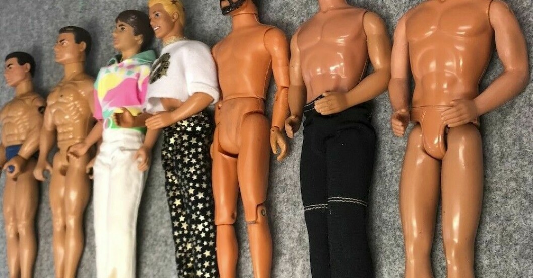 Dockteatern <em>The World is Full of Married Men</em> med Barbiedockor. Dockteatern The World is Full of Married Men