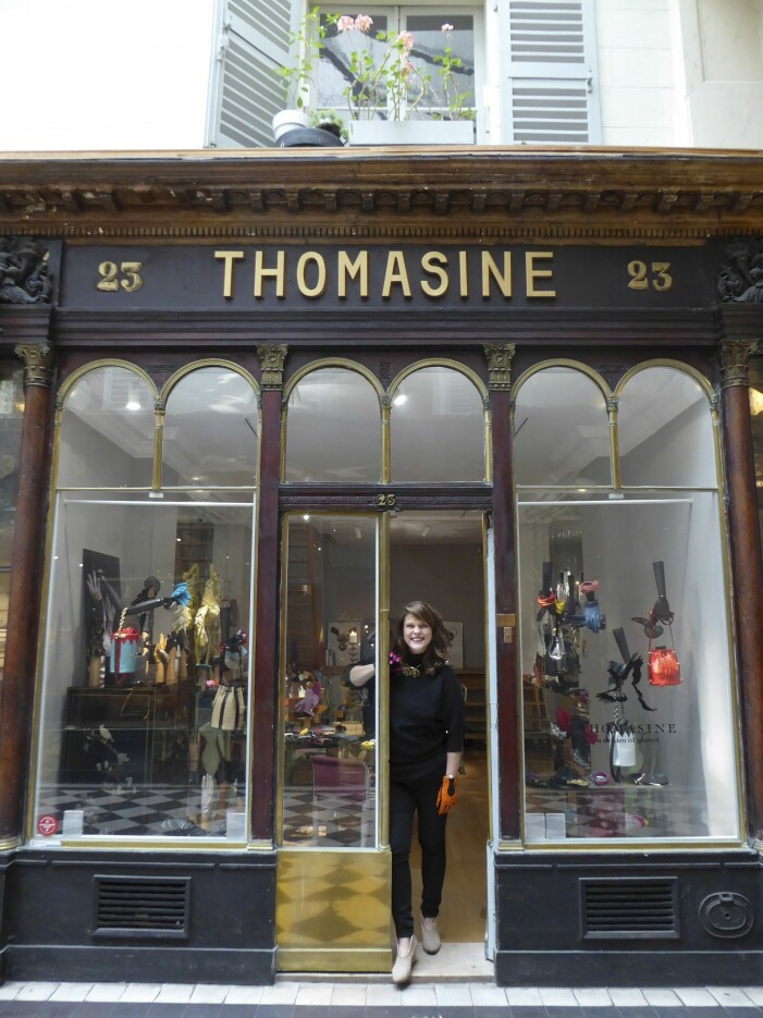 Thomasines handskbutik ligger i klassiska Galerie Véro-Dodat. Thomasine Barnekow står i öppningen till sin butik i Paris.