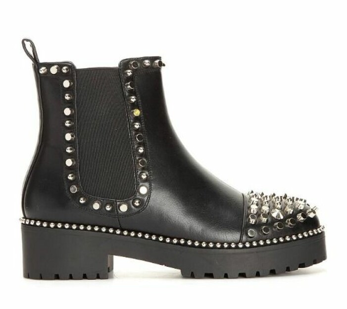 Boots, Tiamo/Scorett. Grova ankelboots i svart skinn med silverfärgade nitar på tårna och längs med sulan. Boots från Scorett.