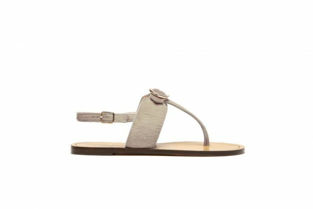 Skinnsandal, ca 1700 kr, <a href="http://www.tilamarch.com/" target="_blank">Tila March</a>. Skinnsandal, ca 1700 kr, Tila March.