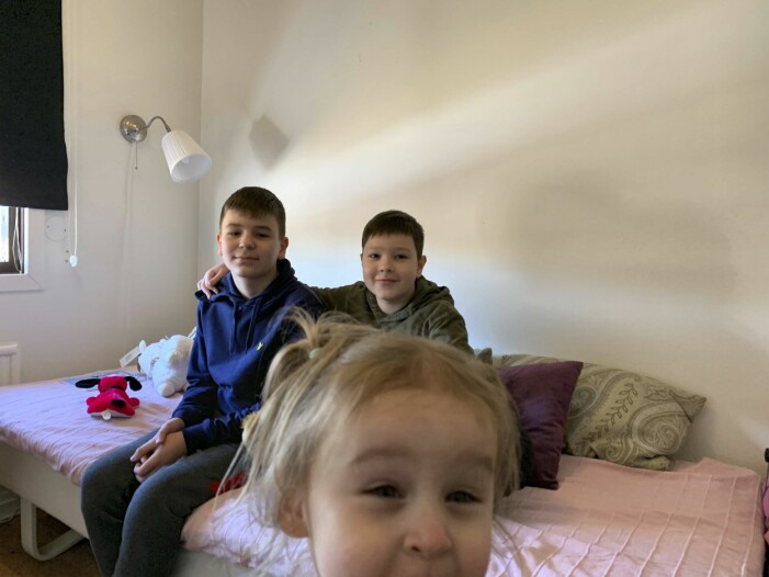 Responsen från de boende runt hästgården har varit stor. När Timur, Illya, Kamila och deras mammor Alyona och Ira kom fanns det leksaker i huset. Timur, Illya och Kamila.