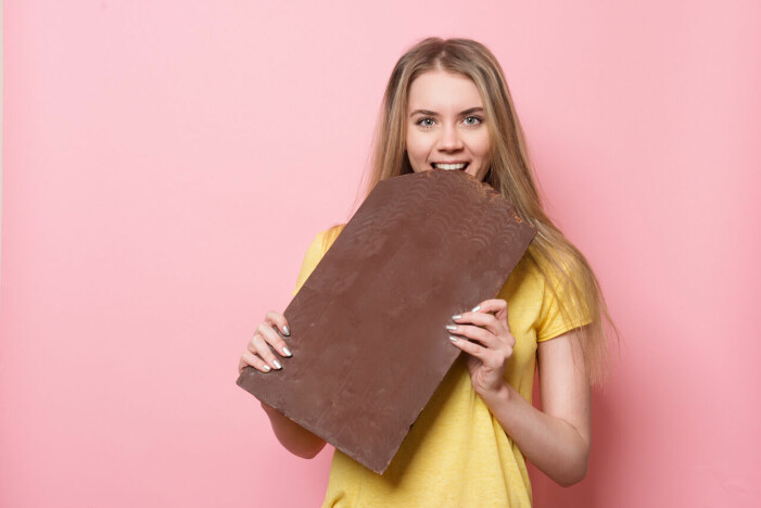 Lagom är bäst… tjej med jättestor chokladkaka