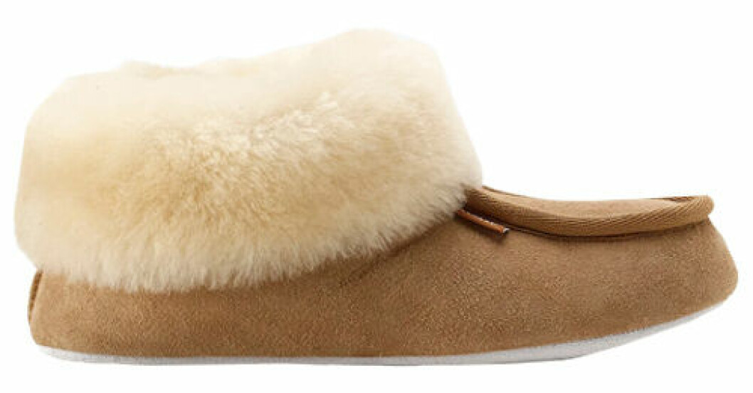 Beige tofflor med fårskinn från Shepherd att ge bort i julklapp