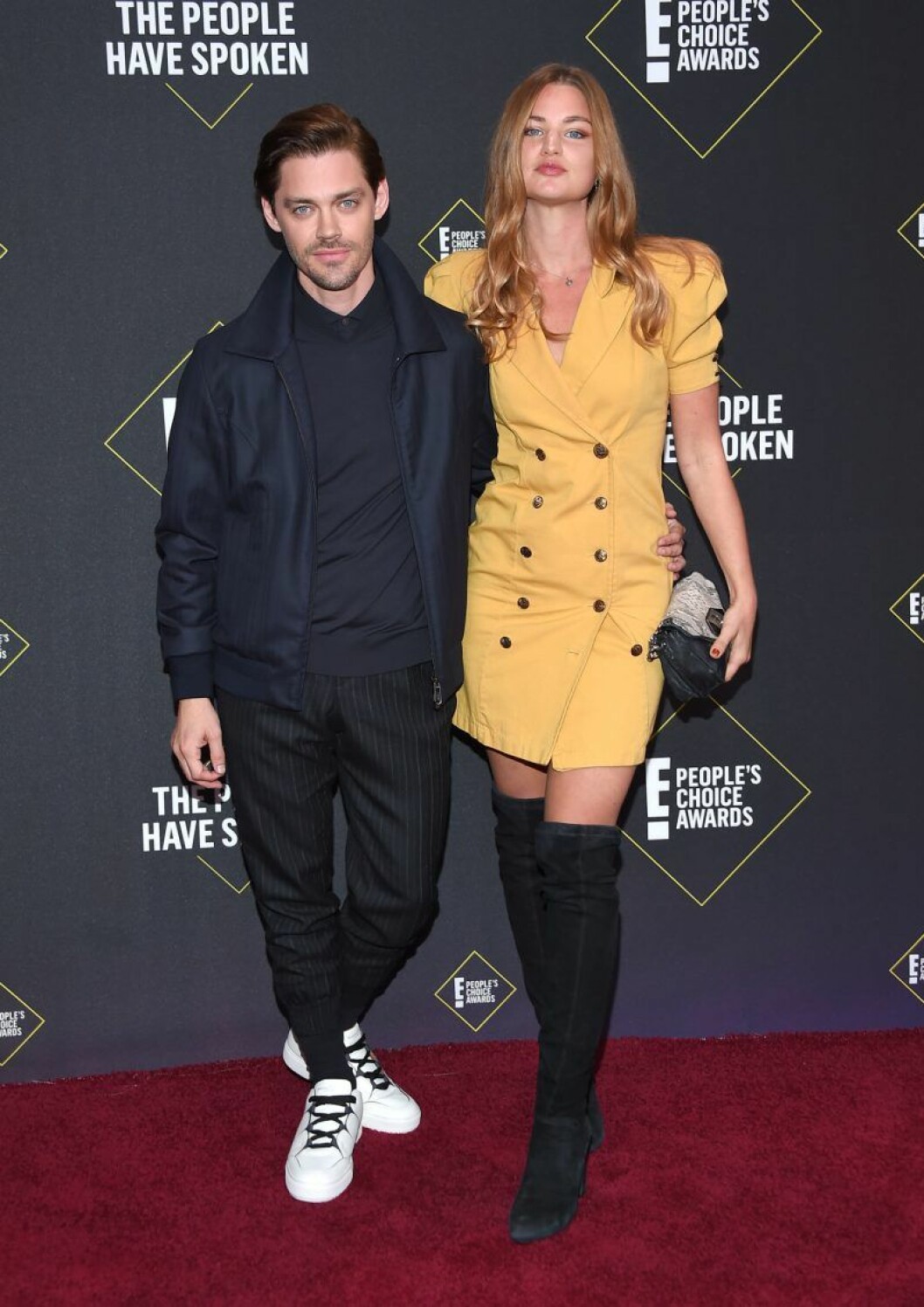 Tom Payne och Jennifer Åkerman. Tom Payne och Jennifer Åkerman på röda mattan på People's Choice Awards 2019