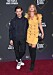 Tom Payne och Jennifer Åkerman på röda mattan på People's Choice Awards 2019