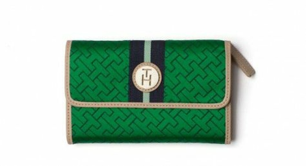 Vardagskompis: Plånbok i skinn och bomullstyg, ca 899 kr, Tommy Hilfiger. Plånbok i skinn och bomullstyg, ca 899 kr, Tommy Hilfiger.