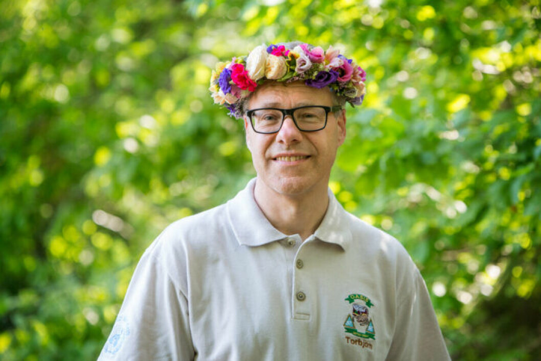 Lyssnarnas val 2020 blir Torbjörn Johannesson. Torbjörn Johannesson står med blomsterkrans i håret och tittar in i kameran och ler