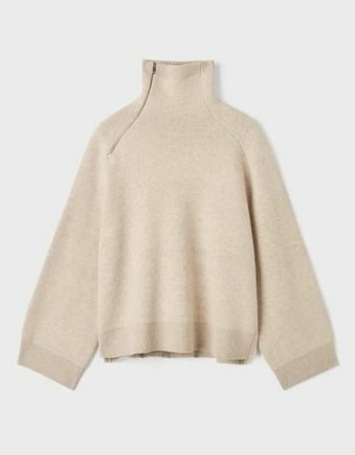 Polotröja, Totême. Beige polotröja i oversizad modell. Tröjan har ett blixtlås på kragen så den går att öppna upp. Tröja från Toteme.