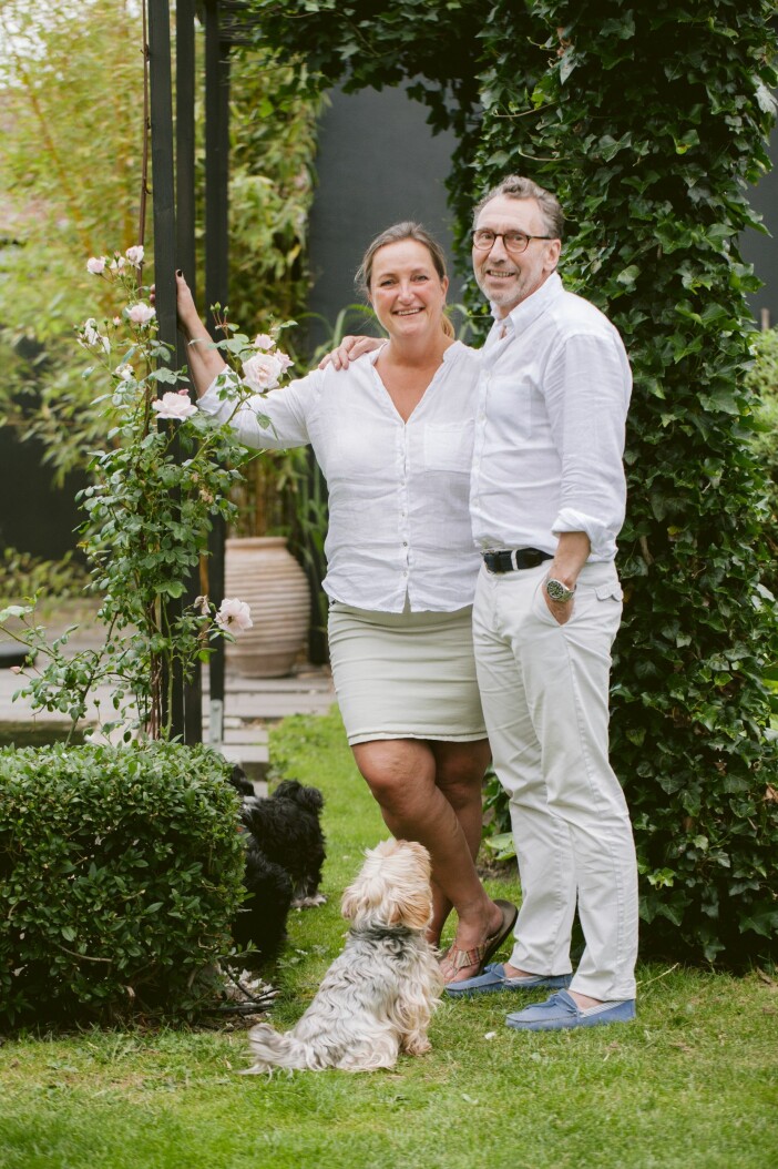 Hemma hos Charlotta, Per och yorkshireterriern Buster i trädgården i Lomma i Skåne, zon 1. Trädgården i Lomma uteplats Charlotte och Per Jörgenssen
