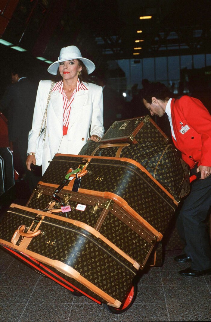 Travel in style med Joan Collins och mängder med Louis Vuitton bagage1989.