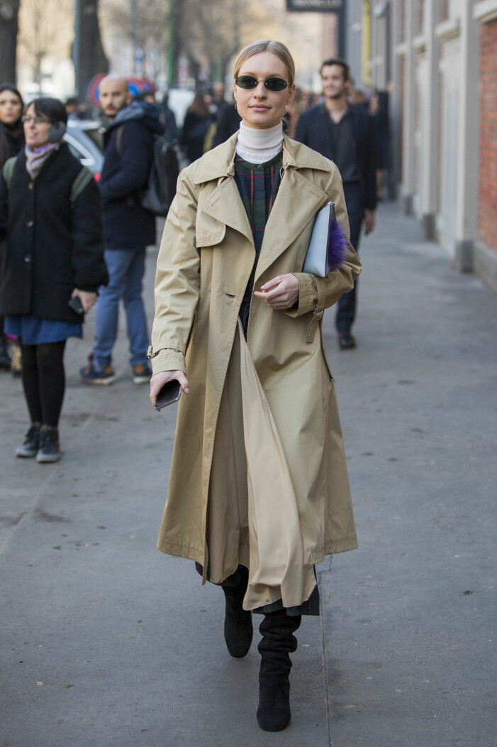 Trenchen är en klassiker som alltid ger ett snyggt reusltat! Foto: TT. Kvinna i beige trenchcoat i lång modell och solglasögon.