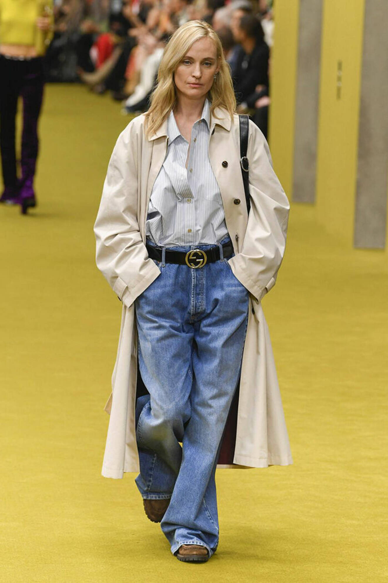 Trenchcoat och jeans hos Gucci AW23