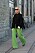 Vida gröna byxor matchad med svart fransjacka på modeveckan i Köpenhamn.