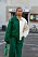 Grön blockfärgad outfit tillsammans med grön väska vid modeveckan i Köpenhamn.