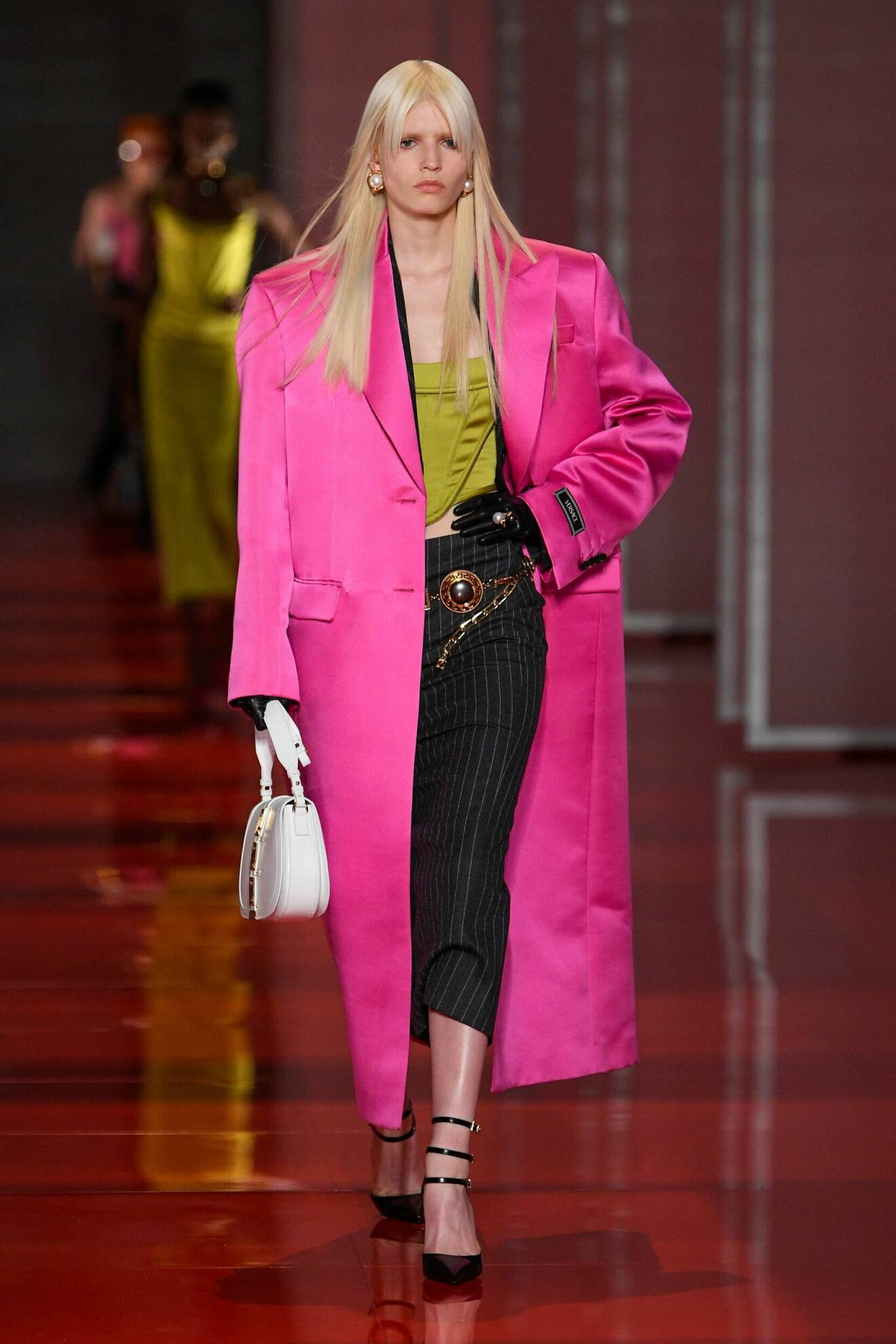 Trendigt rosa ytterplagg på Versaces visning.