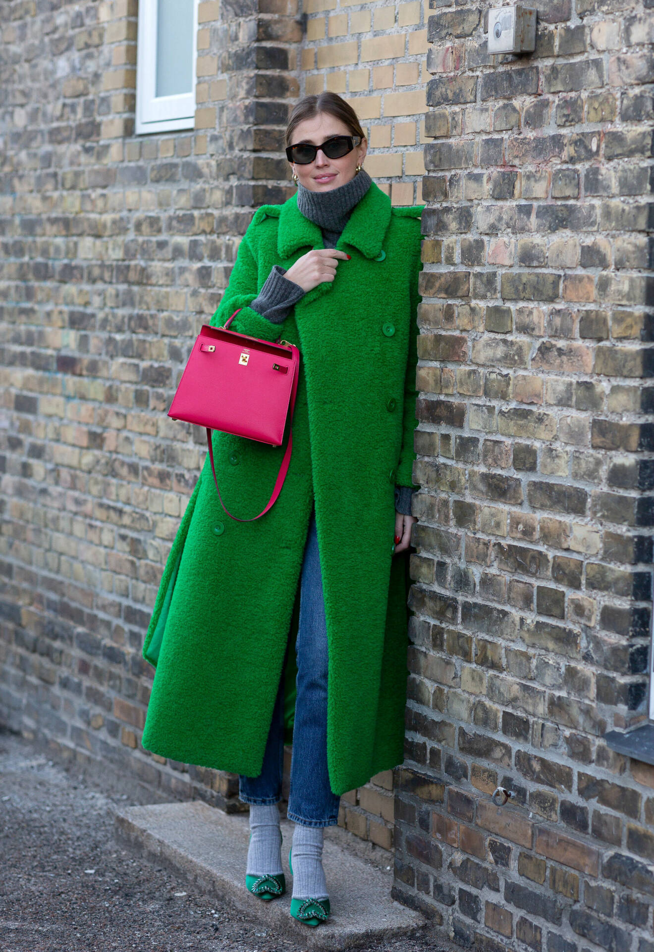 Darja Barannik i trendig grön kappa på modeveckan i Köpenhamn.