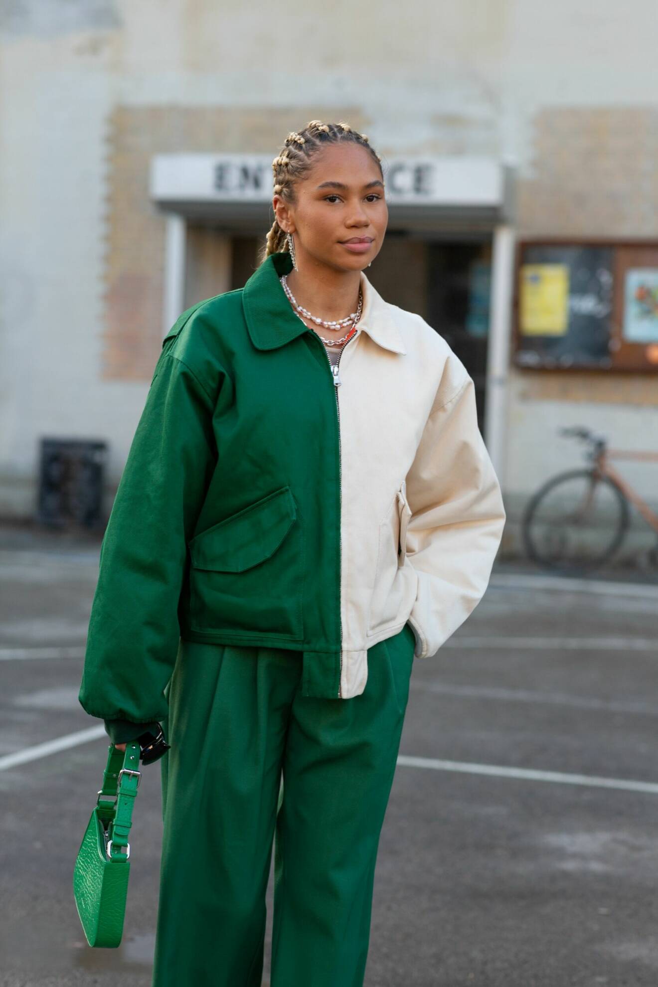 Grön blockfärgad outfit tillsammans med grön väska vid modeveckan i Köpenhamn.