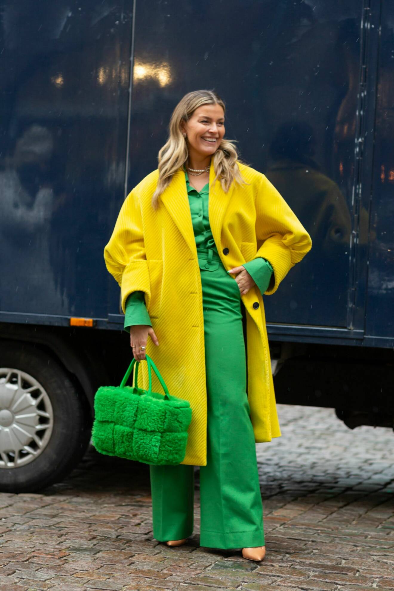Janka Polliani i färgstark outfit i grönt och gult.