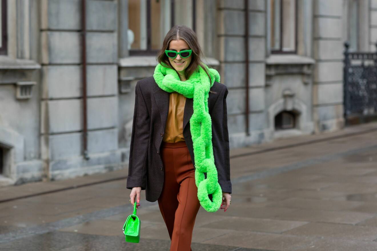 Nina Sandbech iklädd bruna toner som toppas av gröna accessoarer.