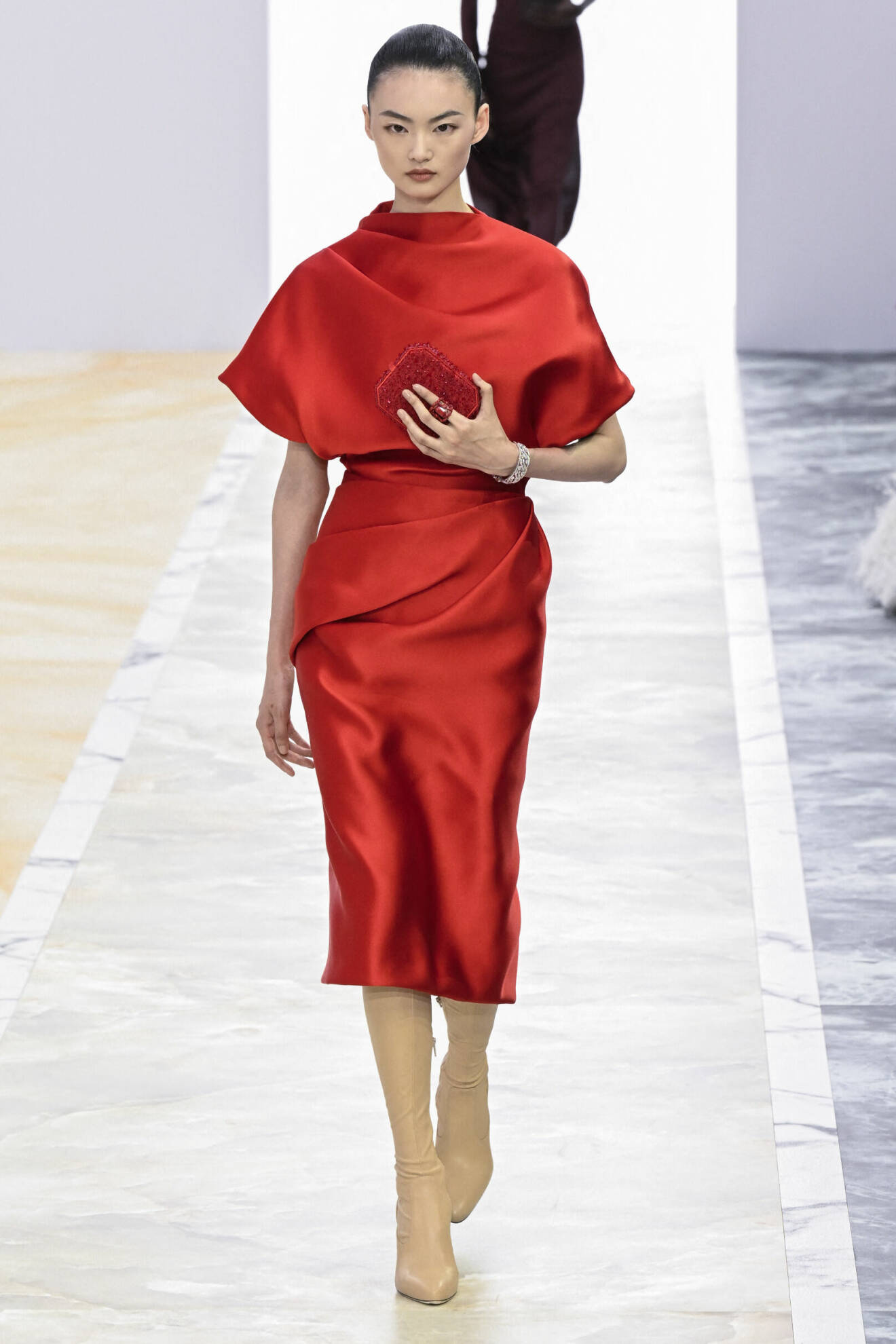 Klarröd draperad klänning från Fendi haute couture.
