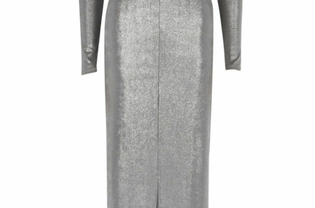 Vik överkastet dubbelt för en mer minimalistisk version av trendbäddningen. Foto: Anders Bergstedt Styling: Greydeco för <a href="https://www.instagram.com/alvhem/?hl=sv" target="_blank" rel="noopener">Alvhem</a>/mäklare: Andreas Lundberg Bäddning i hotellstil med vita lakan och överkast