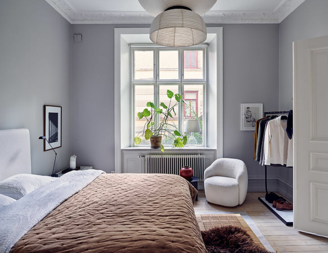 Stramt och snyggt – och enkelt att återskapa hemma! Foto: Jonas Lundberg Styling: Jonas Brandin för <a href="https://www.instagram.com/entrancemakleri/?hl=sv" target="_blank" rel="noopener">Entrance mäkleri</a>/mäklare: Erika Bergholm Trendig bäddning i prydlig och stram hotellstil med överkast