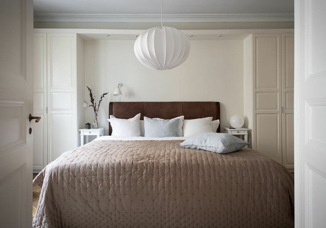 Ett klassiskt överkast blir stjärnan i bäddningen. Foto: Maria Sahlander Styling: By Bon för Bjurfors/mäklare: Charlotta Lenhammar Fin bäddning med klassiskt överkast och ljus inredning i Göteborg