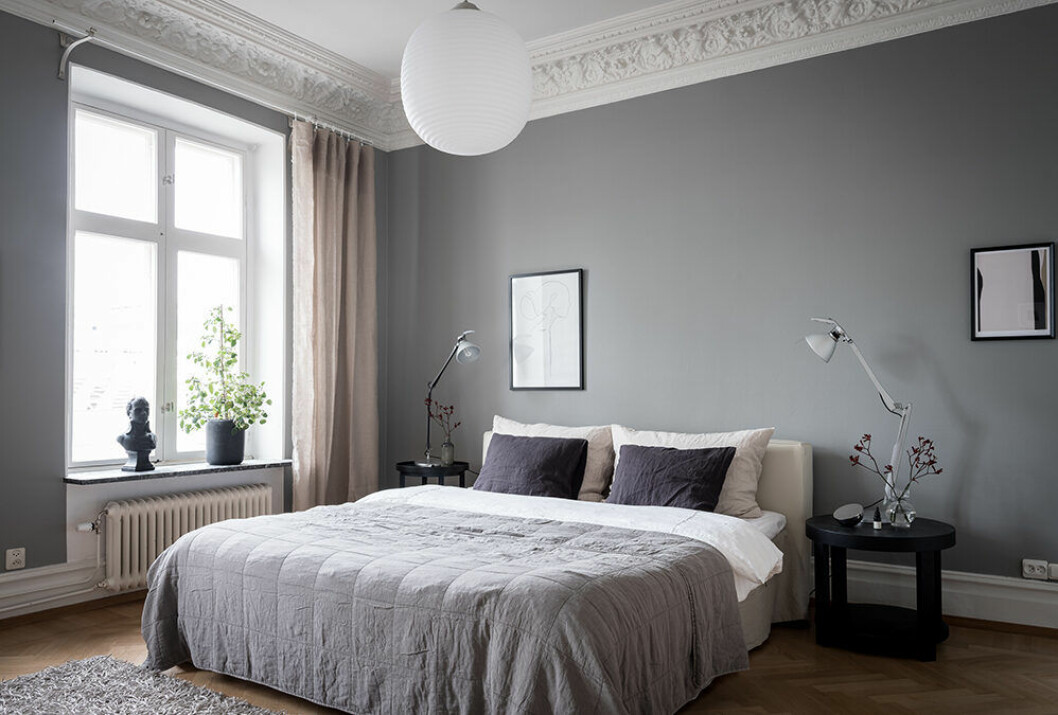Underlätta vardagen med bäddning i trendig tappning. Foto: Alen Cordic Styling: Nouvel interiör för Bjurfors/mäklare: Sandra Stals Sovrum med trendig bäddning i hotellstil med överkast i grått