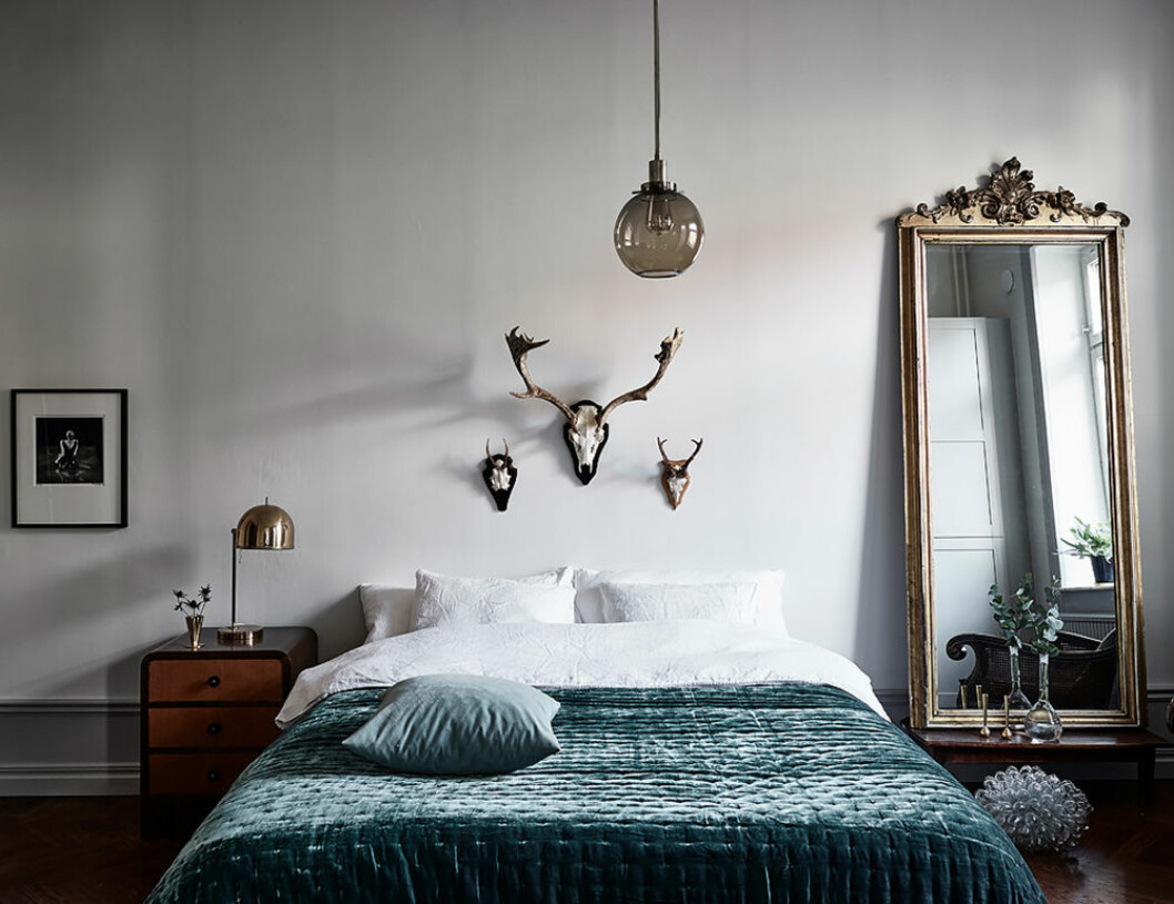 Lyft fram din personliga stil med ett färgglatt överkast i sovrummet. Foto: Anders Bergstedt Styling: Ingela Berg för Entrance mäkleri/mäklare: Erika Bergholm Bädda stramt och med hotellkänsla – med överkast