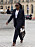 Gäst vid modeveckan i Paris bär kritstrecksrandig kostym med vida byxor.