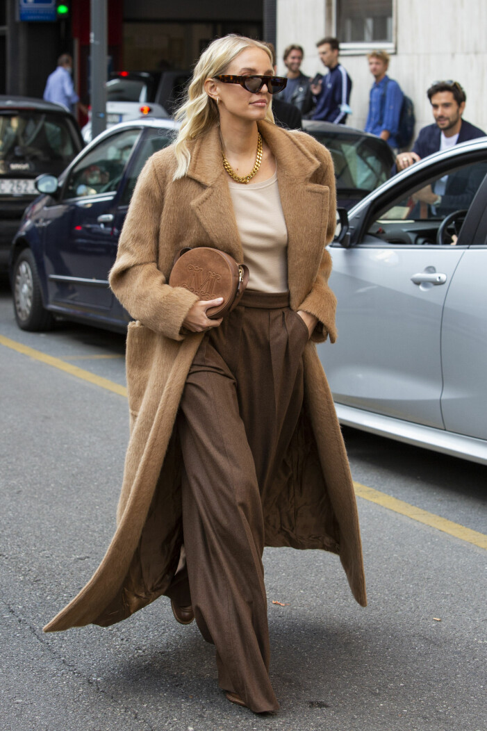 Färgkoordinerad outfit i brunt och beige på modeveckan i Milano. Trendigt färgmatchad på modeveckan i Milano