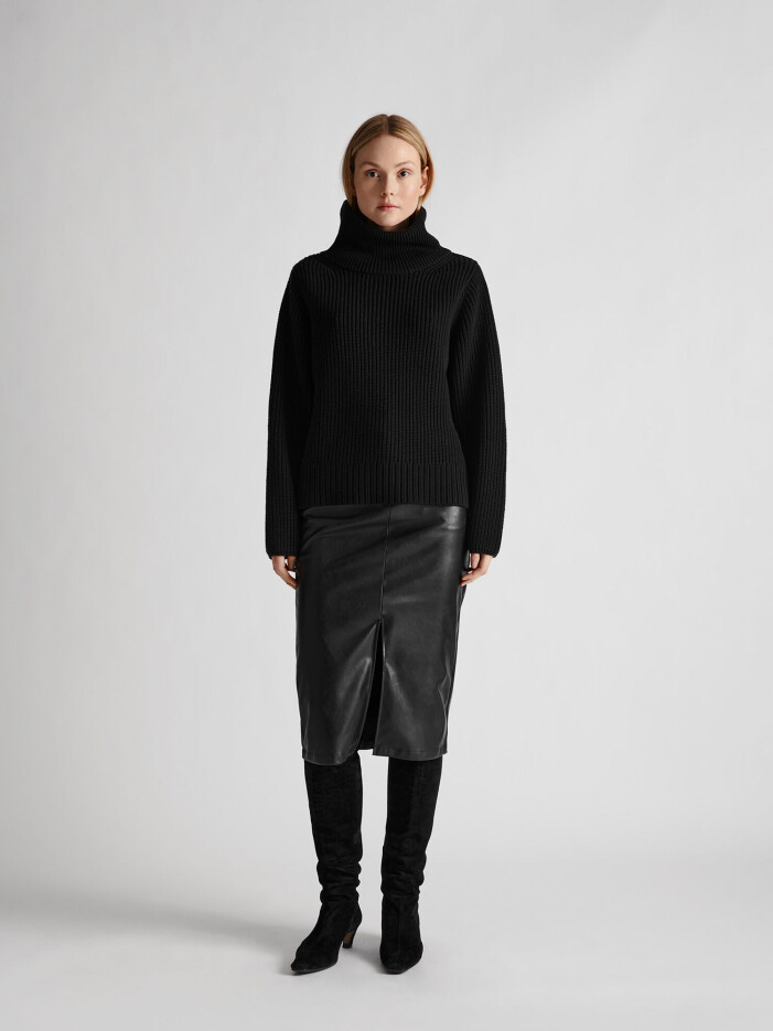 Skinnkjolen får gärna bäras med stickad tröja och stövlar. Trendigt läder från Stylein