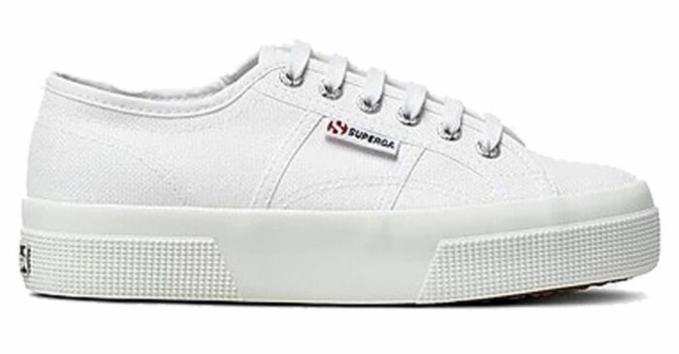 vita sneakers med platåsula från superga