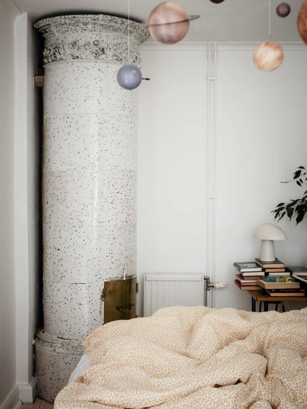 Styling: Nouvel interiör Foto: Anders Bergstedt som fotat för <a href="https://entrancemakleri.se/">Entrance mäkleri</a>/Mäklare: Jessica Fridstedt. Loppfisfynda en trendig lampa med runda former