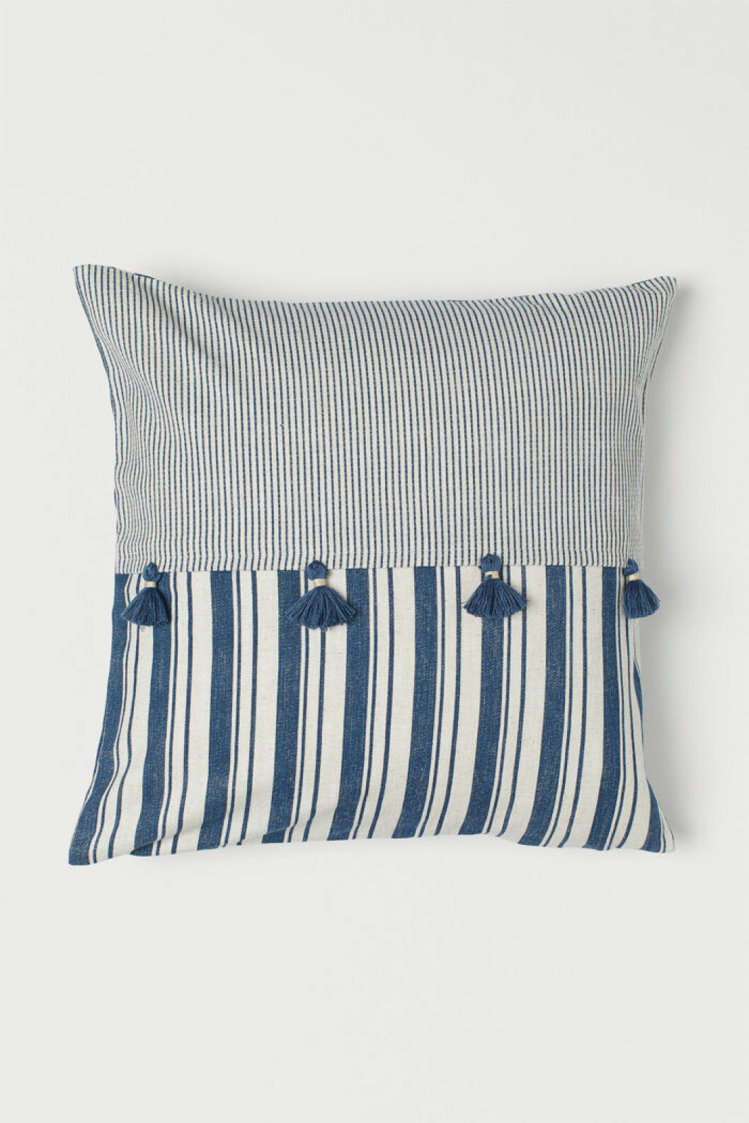 Kuddfordral med ränder och tofsar från H&M home