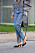 street style kvinna med svarta trendiga pumps från dior