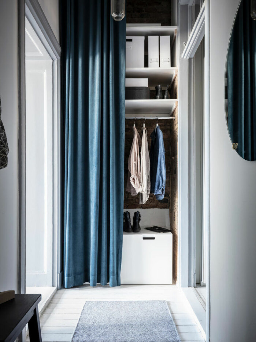 Foto: <a href="https://entrancemakleri.se/hem-till-salu/" target="_blank" rel="noopener">Entrance mäkleri</a> Inred med trendiga draperier i sammet