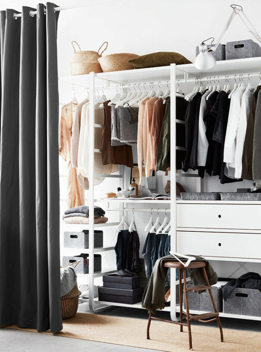Styling: Pella Hedeby Foto: Ragnar Ómarsson/<a href="https://livethemma.ikea.se/" target="_blank" rel="noopener">Ikea livet hemma</a> Skapa en walk in closet med ett draperi