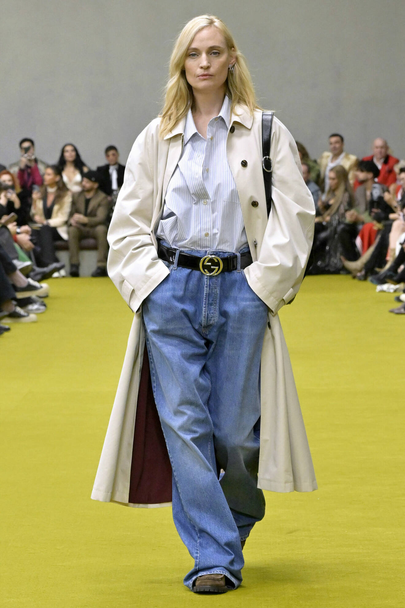 Trendiga blå jeans i baggy modell på Guccis höstvisning.