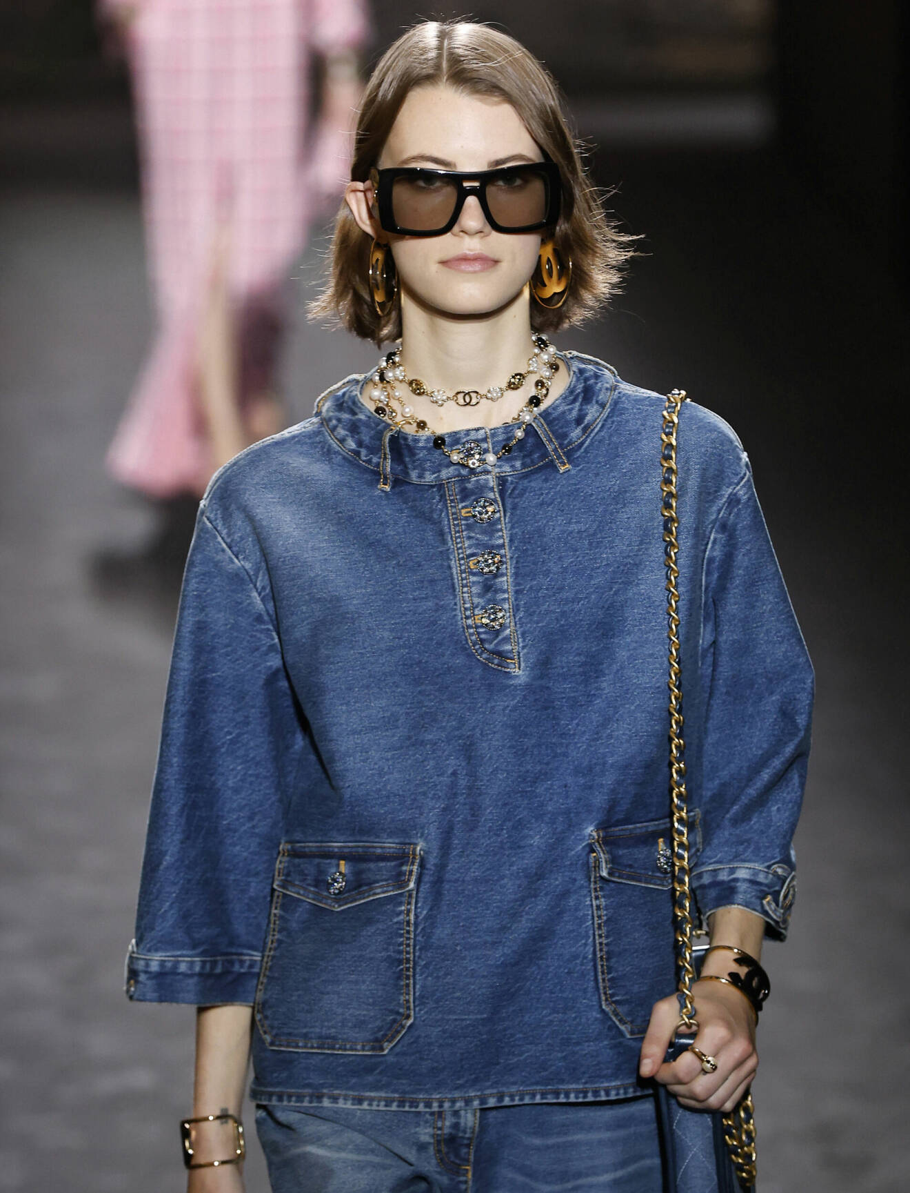 Trendiga solglasögon från Chanel sommar 2024.