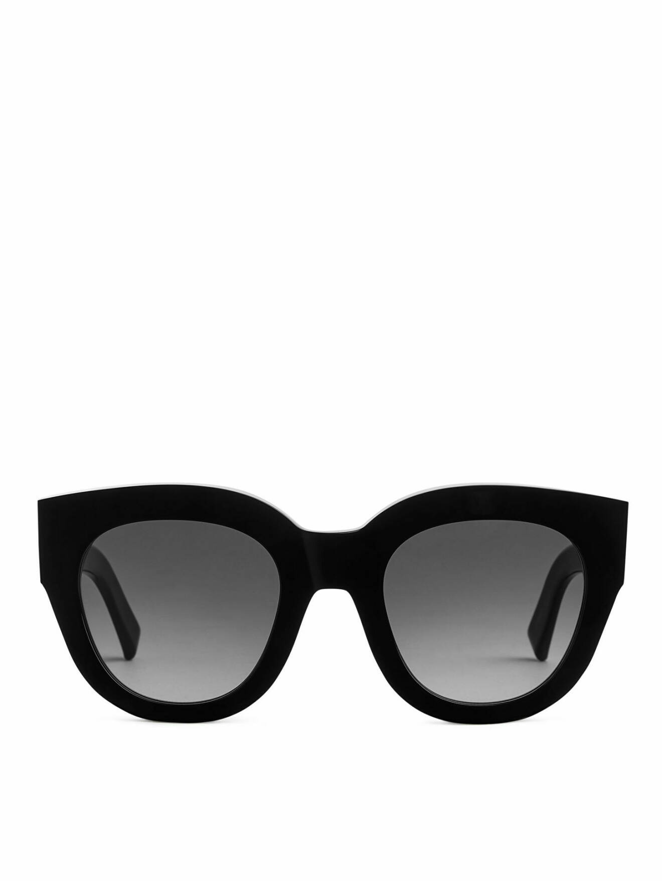 Svarta stora solglasögon från Monokel.