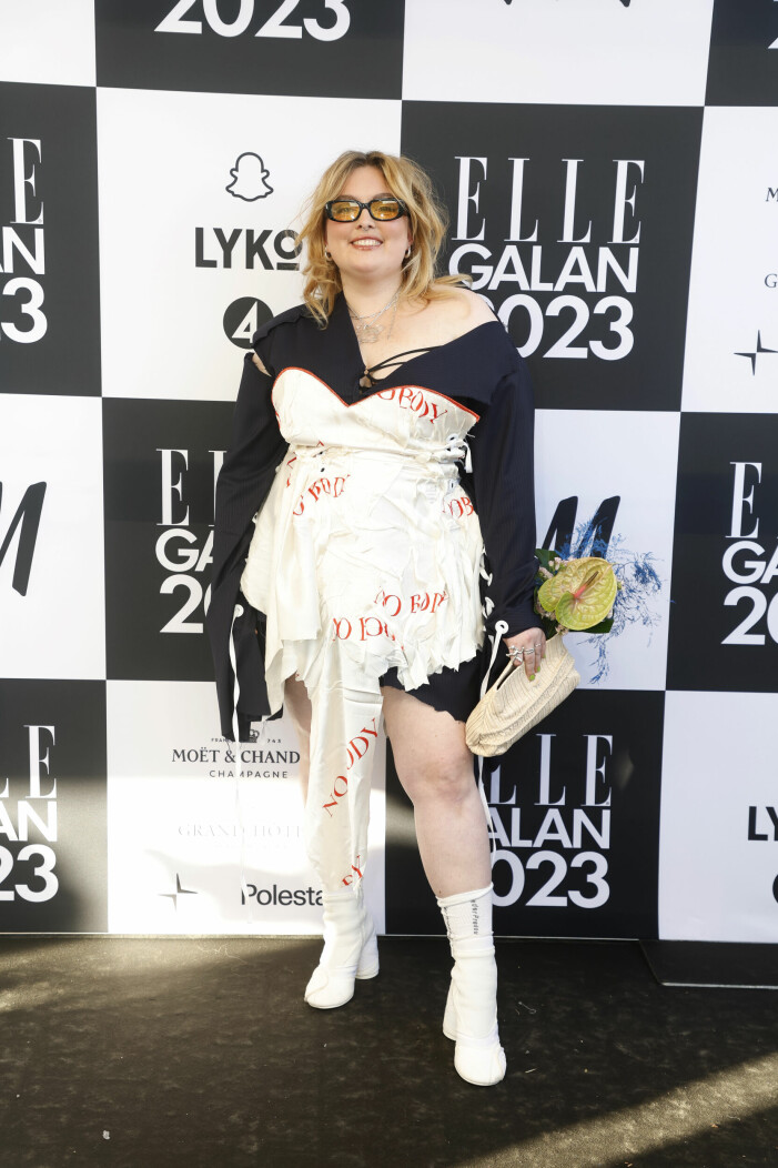 Influencern Saskia Cort bar blommor i sin väska på ELLE-galan 2023.