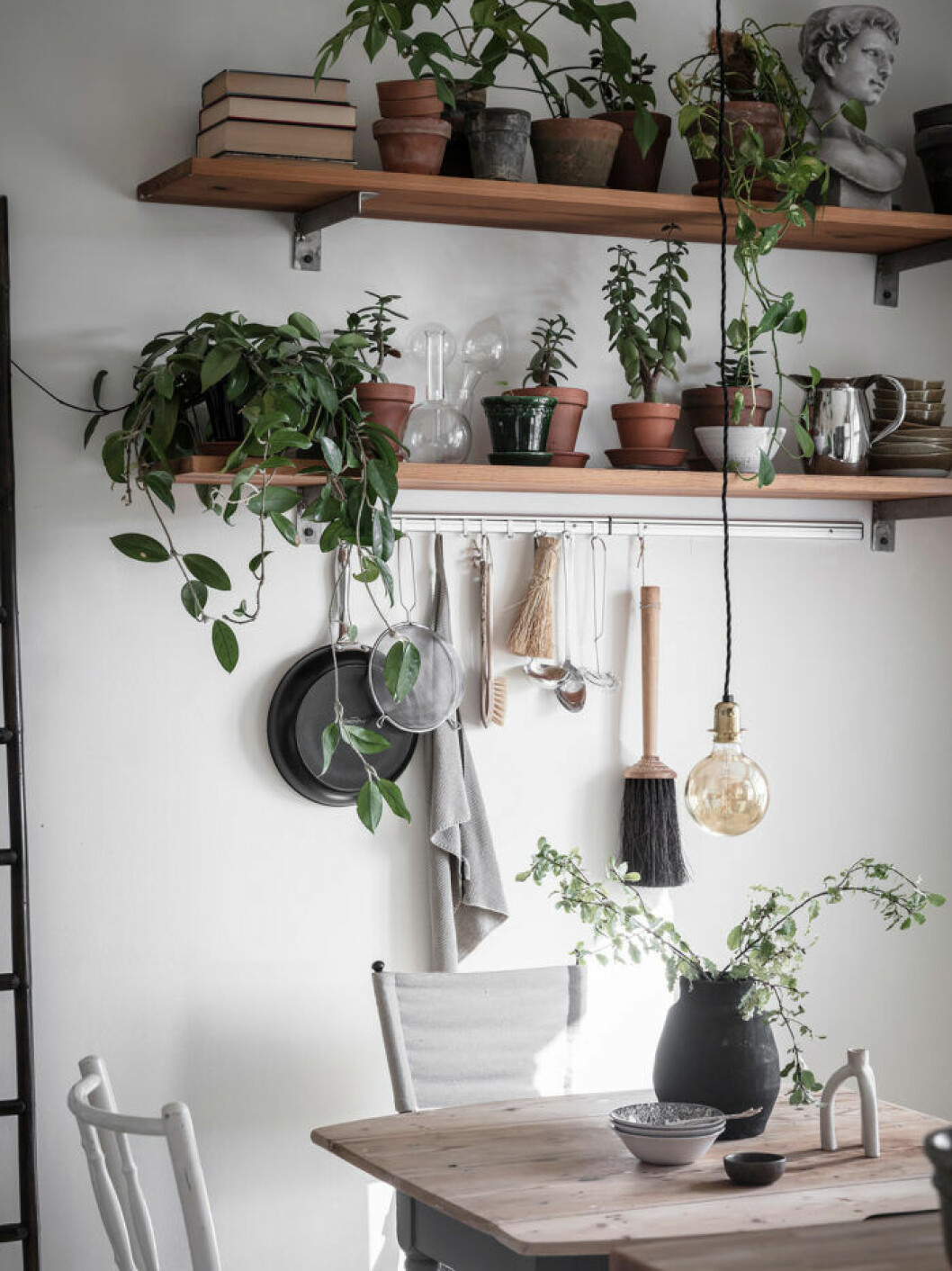Styling: Nouvel interior Foto: Anders Bergstedt för <a href="https://entrancemakleri.se/hem-till-salu/" target="_blank" rel="noopener">Entrance mäkleri</a>/mäklare Erika Bergholm Naturmaterial och växter i köket